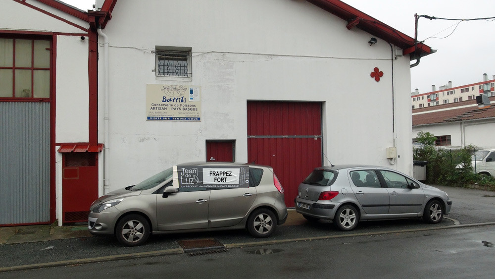 Les locaux de fabrication et de vente, bien cachés ...