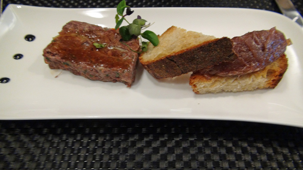 Terrine de joue de bœuf confite marbrée aux légumes, compotée d’oignons rouges