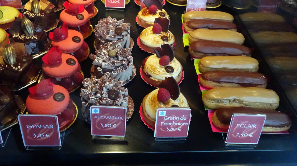 Petits gâteaux : Folies -  Ispahan - Alexandra - Gratin de framboises - Éclair chocolat et café