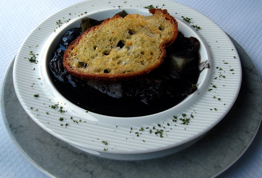 Cassolette de chipirons et son "croûton"