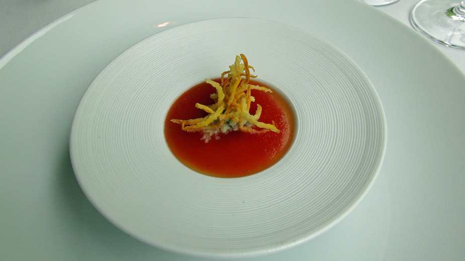 Bavarois de courgette jaune, coulis de tomate, chair de d'araignée et friture de courgette jaune