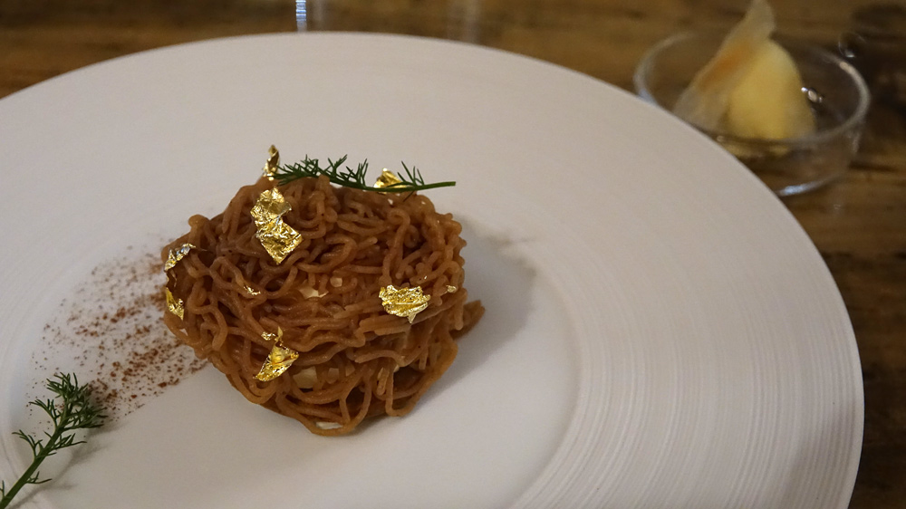 Biscuit à la cannelle, d'une crème au foin et de vermicelles à la châtaigne