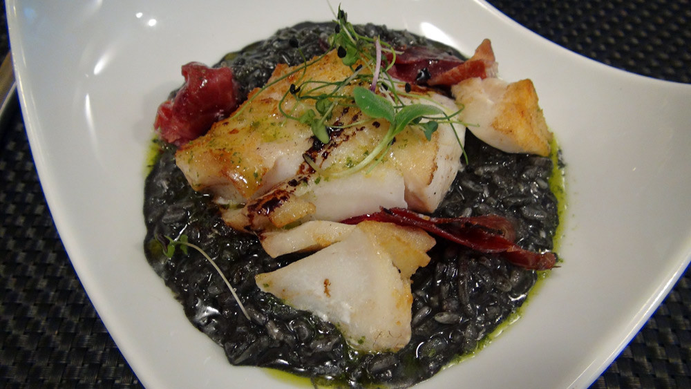 Dos de cabillaud poêlé, risotto à l’émulsion d’encre de seiche, copeaux d’Ibérico