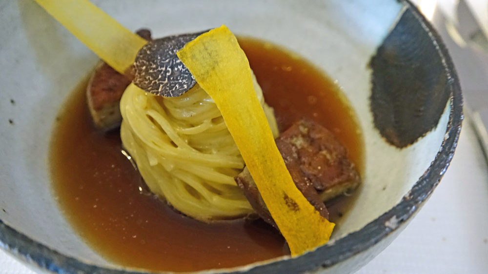 Escalope de foie gras (de canard !) poêlée, bouillon de champignons, pâtes à l'huile de truffe blanche et chips de courge