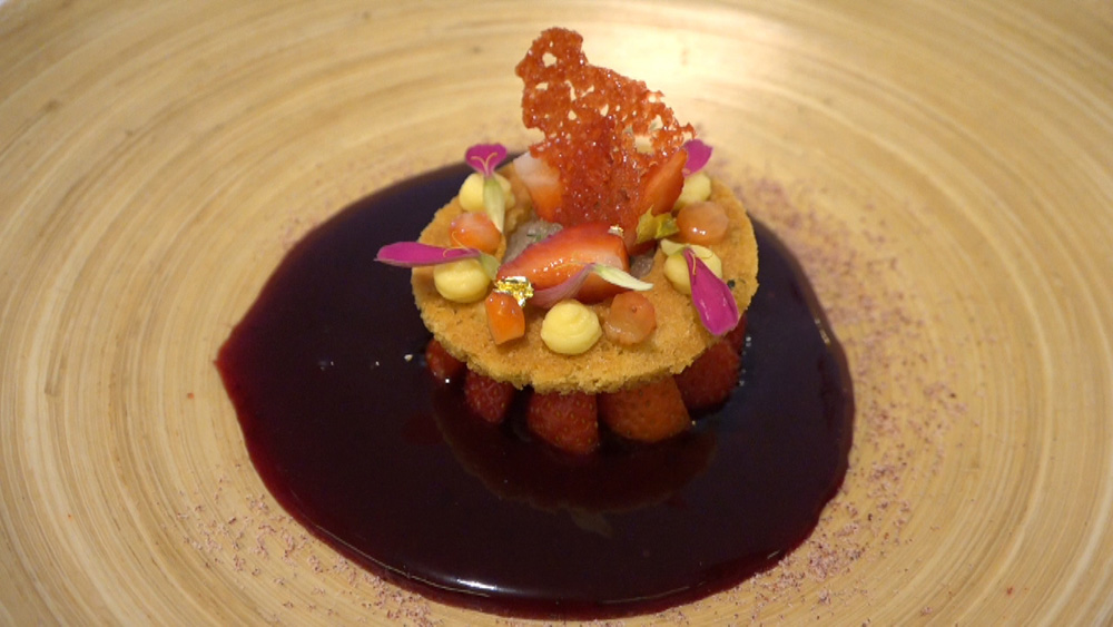 Fraise et cassis, sablé breton, granité thym citron, sucre de Sumac