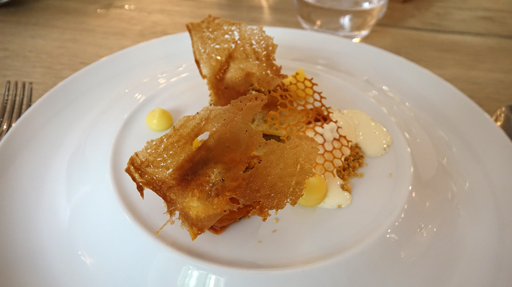 Abricot  rôti au miel et amaretto, crumble romarin, gavotte et glace au lait concentré