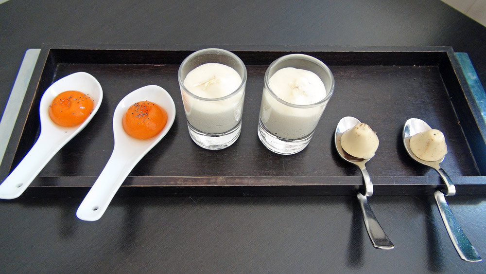 Amuse-bouche : Praliné au foie gras - Mousse de céleri & truffe- Bille de carotte aux épices & perles de paprika