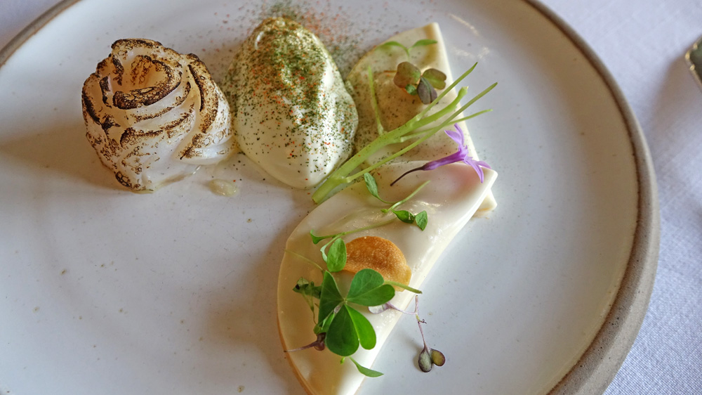 Biscayenne, rose de cabillaud, espuma Pil-Pil, piment d'Espelette et ail des ours