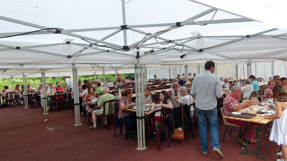 Vue sous le chapiteau, prêt pour accueillir plus de 500 participants !
