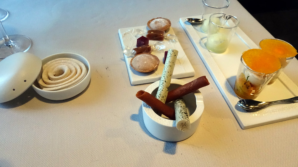Mignardises : Orange, carotte et cardamome, Sorbet ricqlès et soda à base de menthe blanche, Ruban de guimauve (fabuleuse !) au bois de réglisse à partager, Meringue aux algues et cigarette nature, Tartelette au sucre vergeoise,  Caramel maison à la fleur
