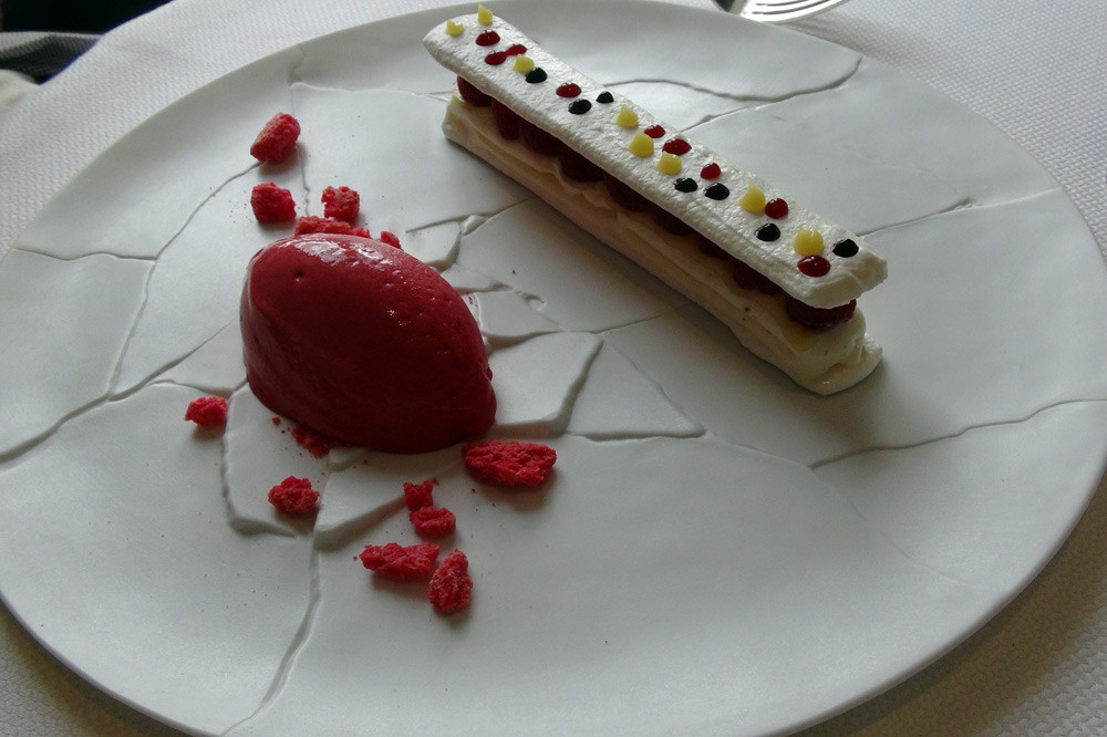 Vacherin revisité aux fraises des bois, sorbet fraise