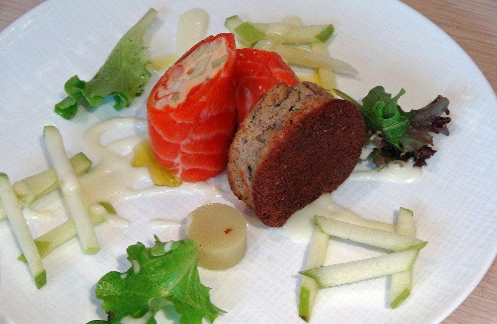 Escalope de truite rose marinée, tarama maison et pomme verte