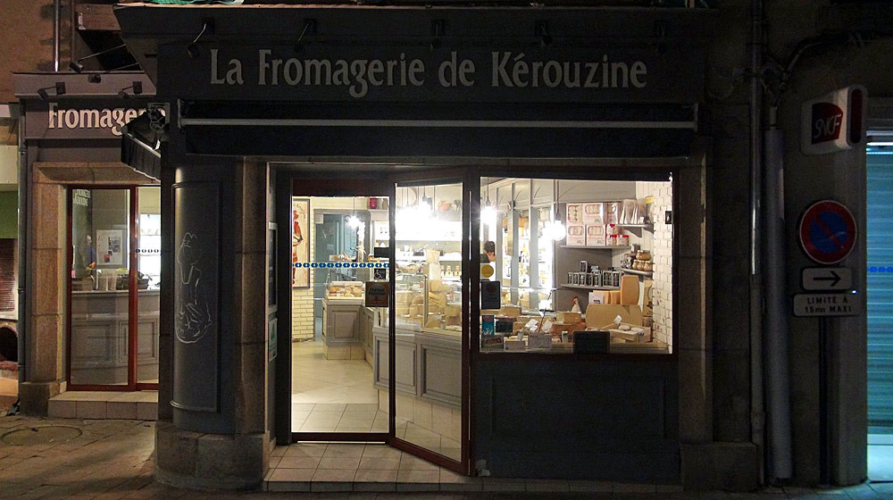 Façade, de nuit