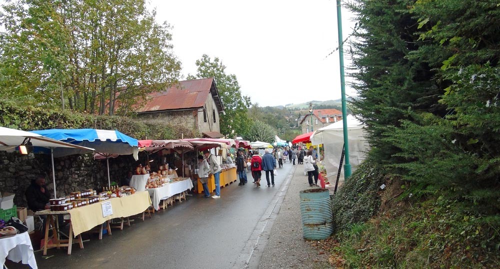 Exposants dans la rue principale