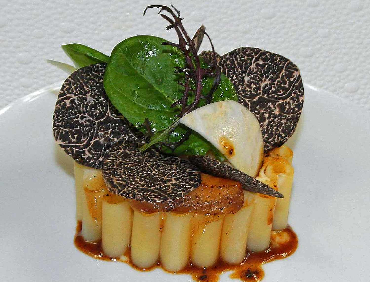 Macaronis fourrés de foie gras et truffes noires, champignons de cave au vin du Jura, gratinés au Comté - Crédit photo : site du Gindreau