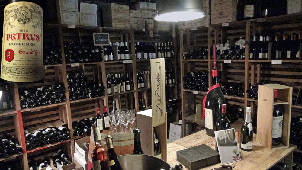 La cave et sa bouteille de Pétrus