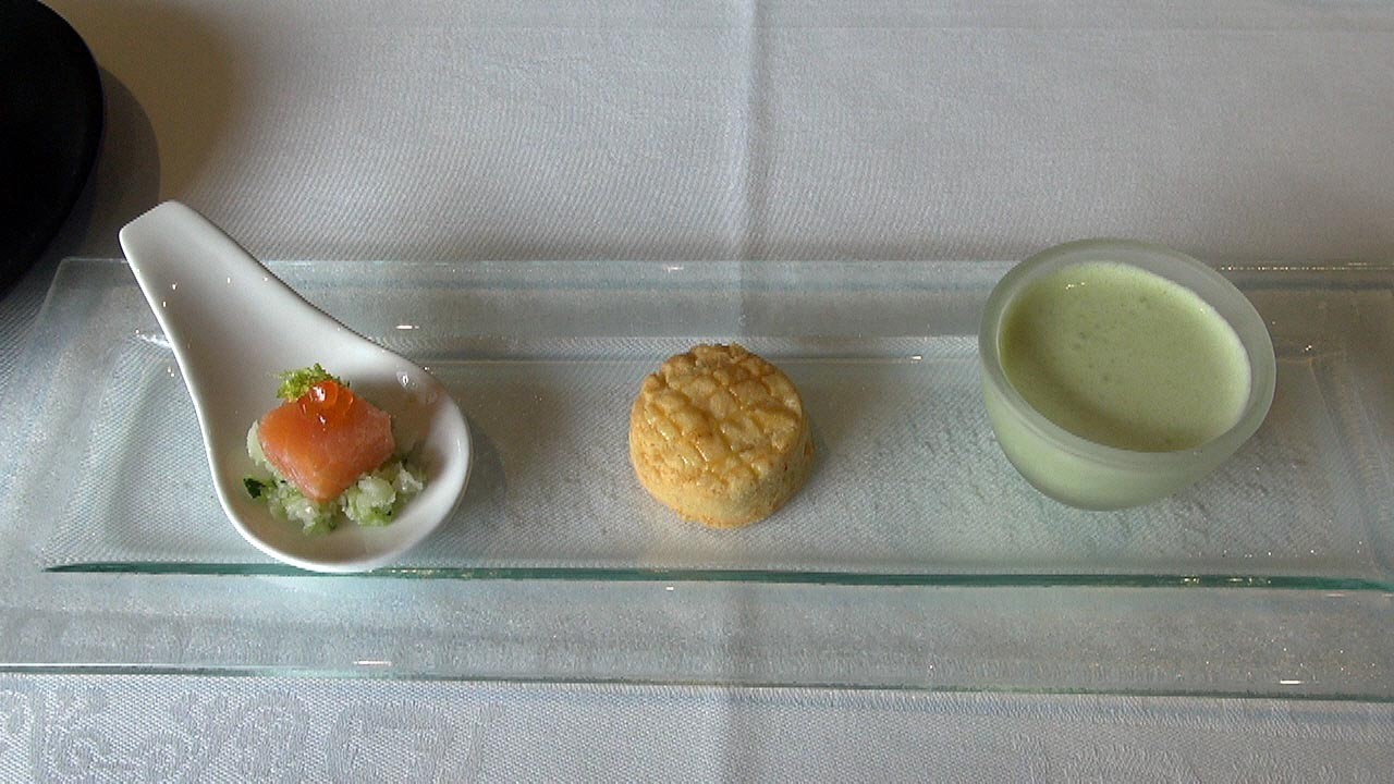 Amuse-bouche : Soupe de petits pois à la menthe, Sablé au parmesan et Semoule de chou-fleur, saumon fumé mariné au citron et œufs de saumon