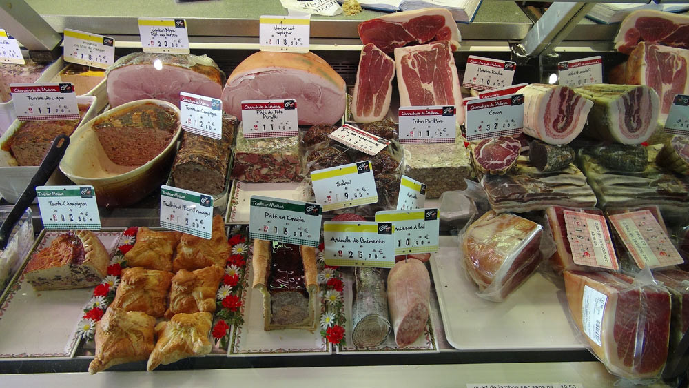 Terrines de lapin & de campagne, Pâté de tête persillé, Pâté en croute, Jambon blanc ... ici tout est bon