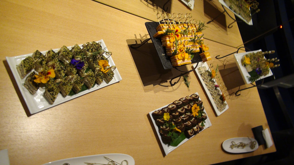Le buffet d'accueil des "abonnés" invités