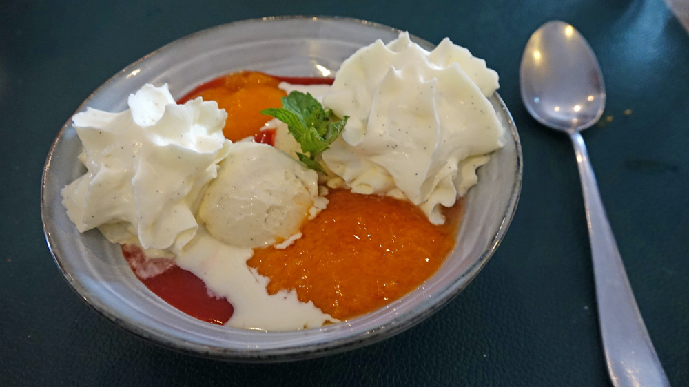 Abricot Melba, coulis de fraises et chantilly vanille