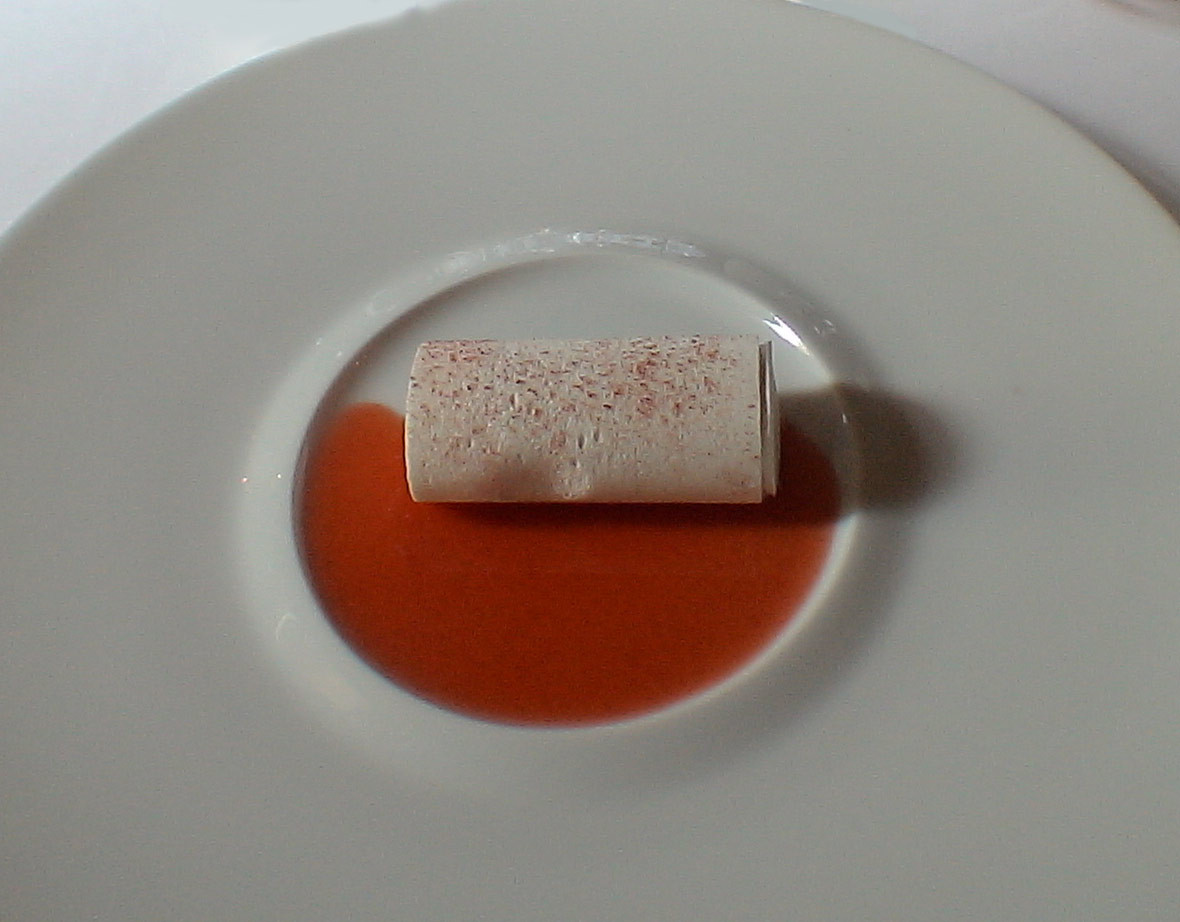 Fraises, crème crue, meringue & bonbon acidulé