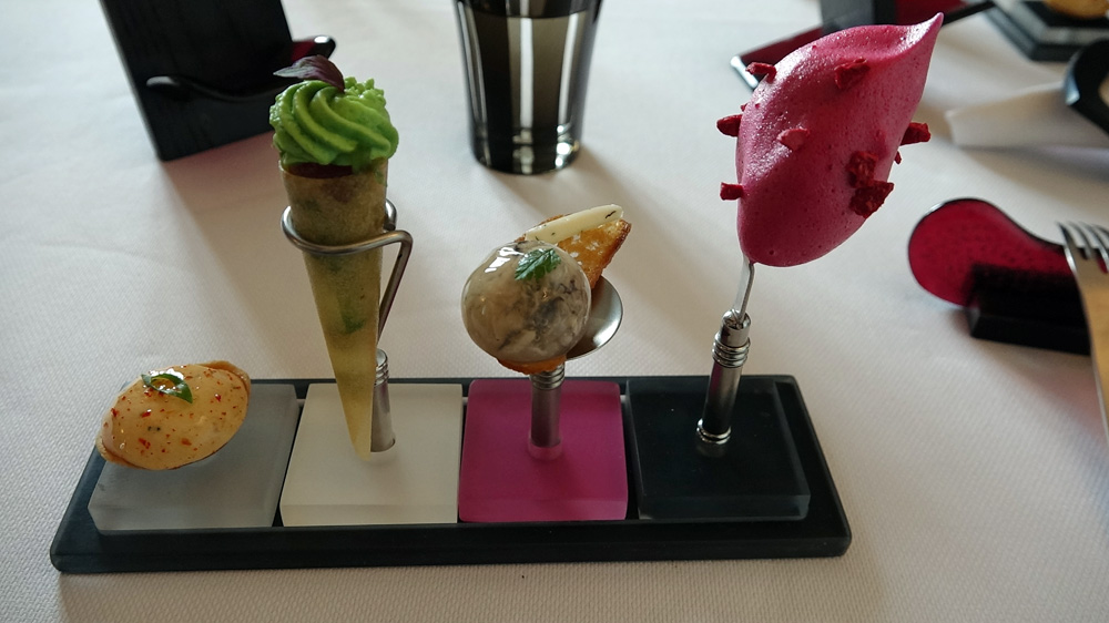 Amuse-bouche : Tartelette faisselle concombre, gelée au piment d'Espelette - Cornet de thon mariné au wasabi et crémeux aux petits pois - Perle d'huitre Gillardeau sur sa tartine de pain grillée, et beurre d'algues - Dés de foie gras enrobés d'