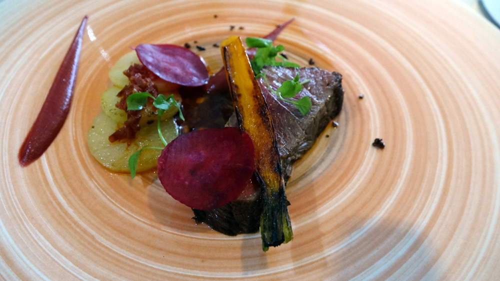 Faux-filet de boeuf "maturé" 10 semaines, betterave à l'huile de noisette, du chorizo, et grué de cacahuètes
