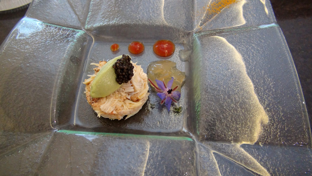 Amuse-bouche : araignée décortiquée, mousse d'avocat & caviar de France