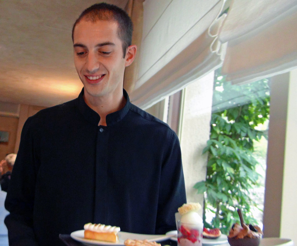 Vincent au service des desserts
