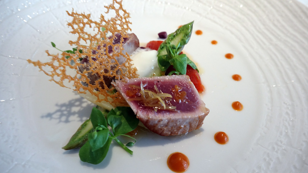 Thon rouge, ketchup maison, tomate confite, asperge du pays, écume mirin et olive kalamanta