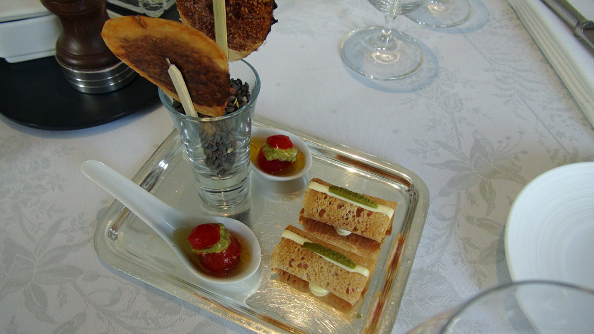 "Croûte de pain, jambon/beurre et cornichons – Tomate cerise farcie, herbes, pain et œuf – Fine lamelle de pomme de terre et olive noire"