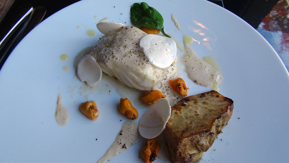 Cabillaud poêlé, moules/champignons/céleri 