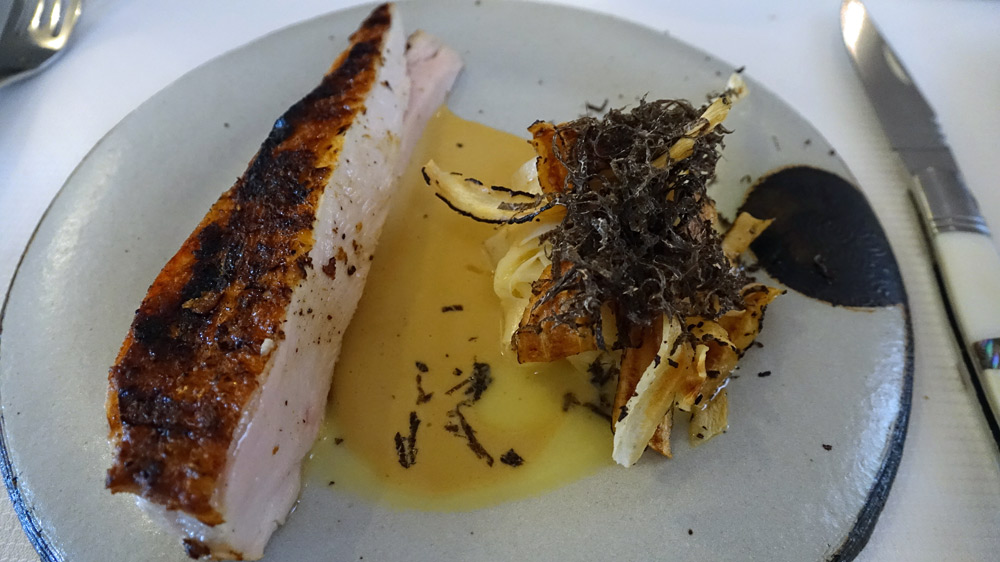 Filet de volaille de Guer au BBQ, tagliatelles de céleri à la truffe, sauce au vin jaune et chips de salsifis
