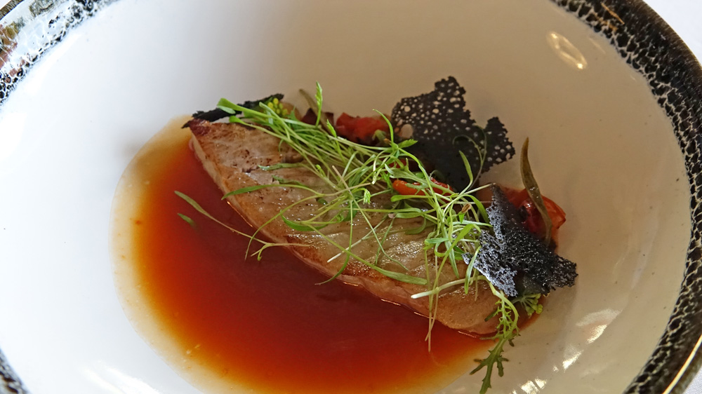 Ventrèche de thon rouge de Saint-Jean de Luz, poivrons rouges braisés, pickles de criste marine et fleur de fenouil, gel de marinade et jus braisé