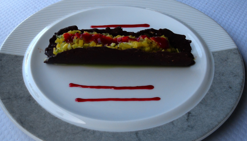 Tuile au chocolat, tartare de fruits