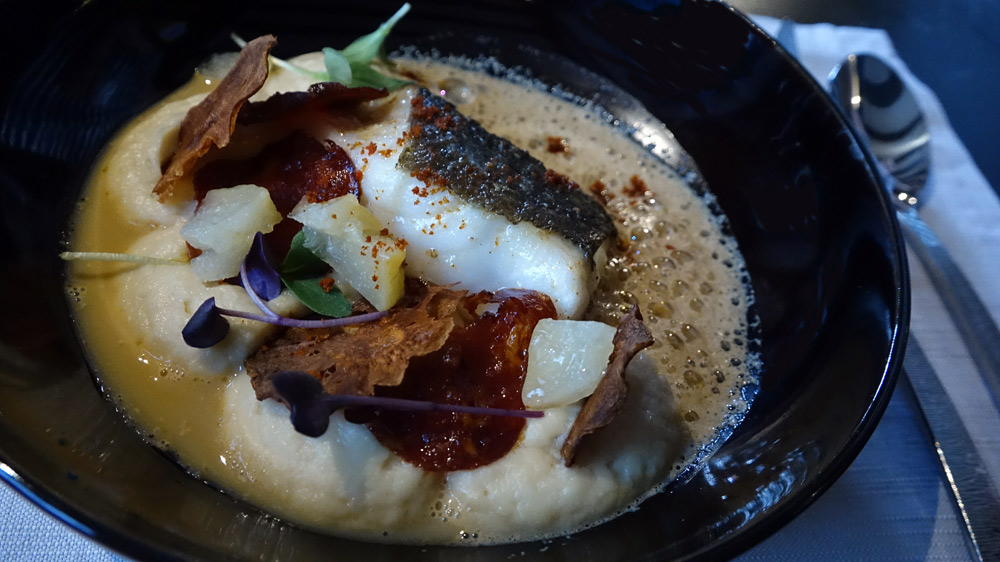 Cœur de ris de veau poêlé, fine purée de céleri rave, raviole de morilles au vin jaune, jus de veau infusé à l’amande
