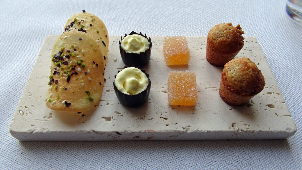 Mignardises : Financier à la noisette - Pâte de coing - Panier chocolat noir, mousse fruit de la passion - Tuile cacao/pistache, graines de sésame