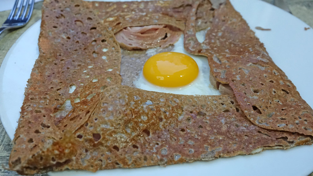 Galette œuf et andouille de Guémené