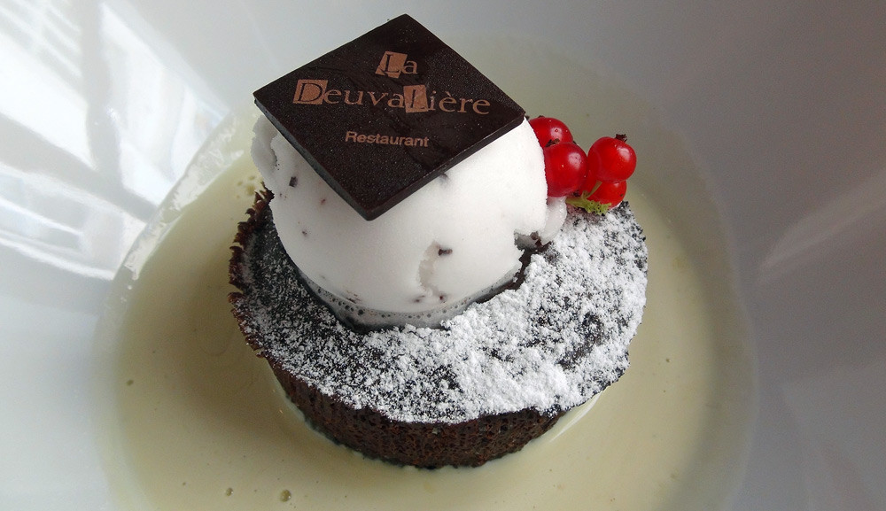 Moelleux tiède au chocolat noir et sa crème anglaise infusée à la menthe, sorbet menthe-chocolat