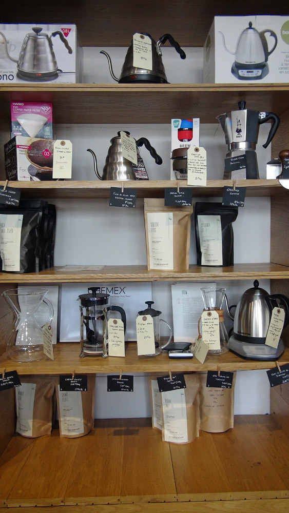 Produits et cafés disponibles, dont la bouilloire ...