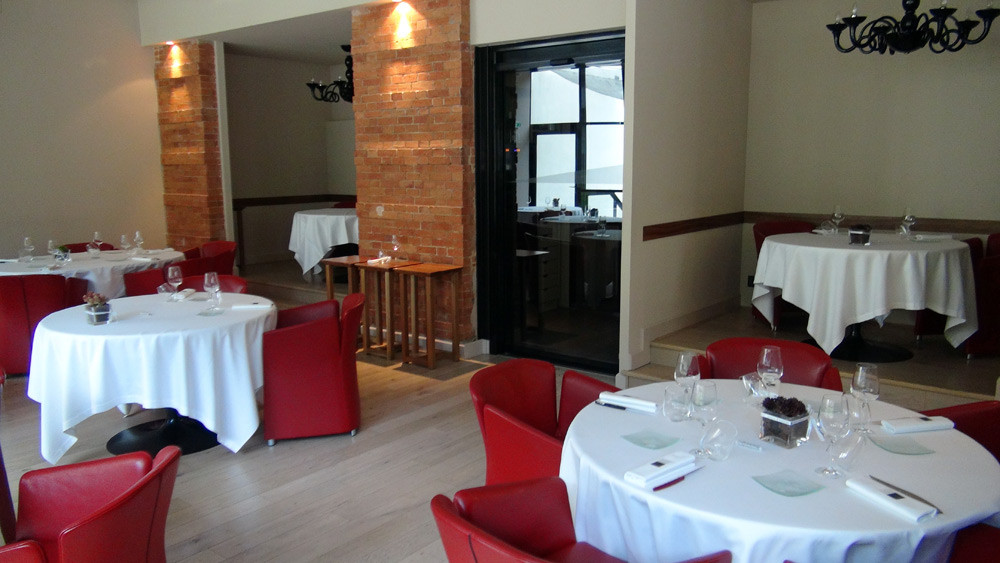 Salle côté gauche, avec au fond l'alcôve