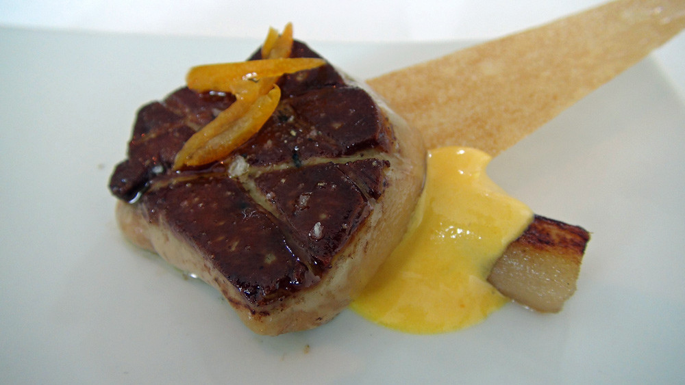 Foie gras (de canard) poêlé, crème de yuzu, kumquat et salsifis confit