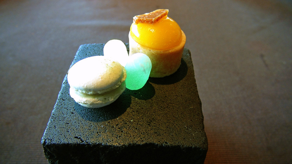 Macaron au thé matcha - Billes digestives à l'eau de vie de prune et verveine du Velay - Tartelette aux fruits exotiques 