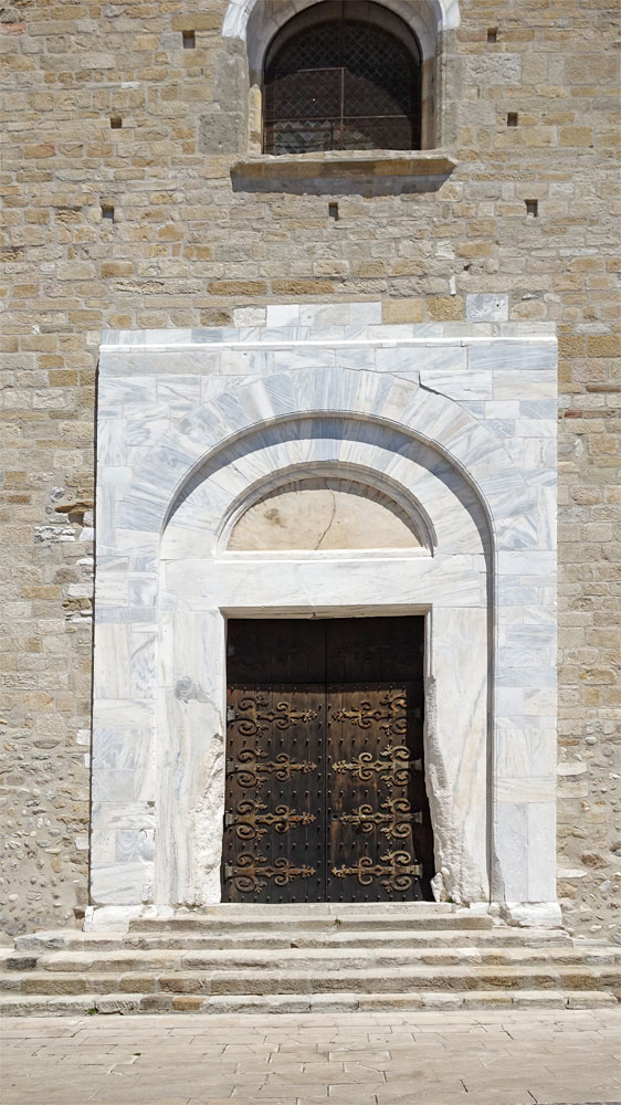 Entourage d'une porte en marbre blanc veiné de bleu