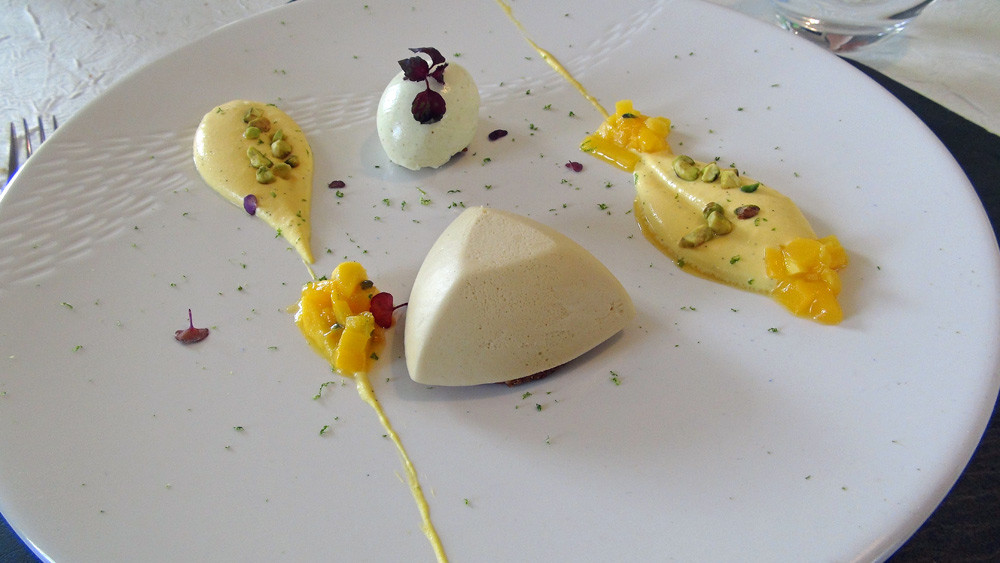 Le "Dulcey" Valrhona, huile d'olive, coulis de mangue & glace curry