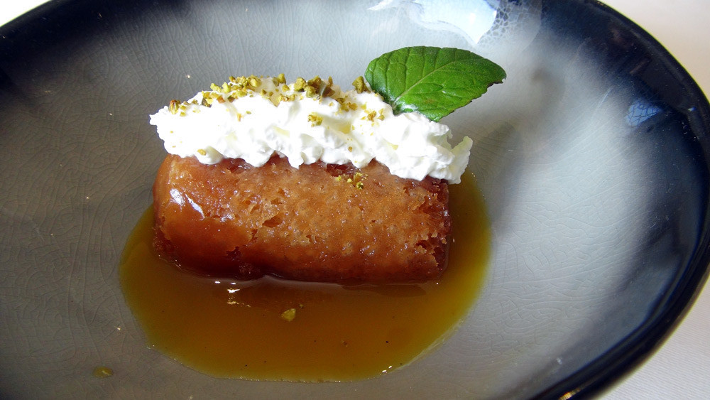 Baba au rhum, crème chantilly, coulis de mangue/épices, glace vanille