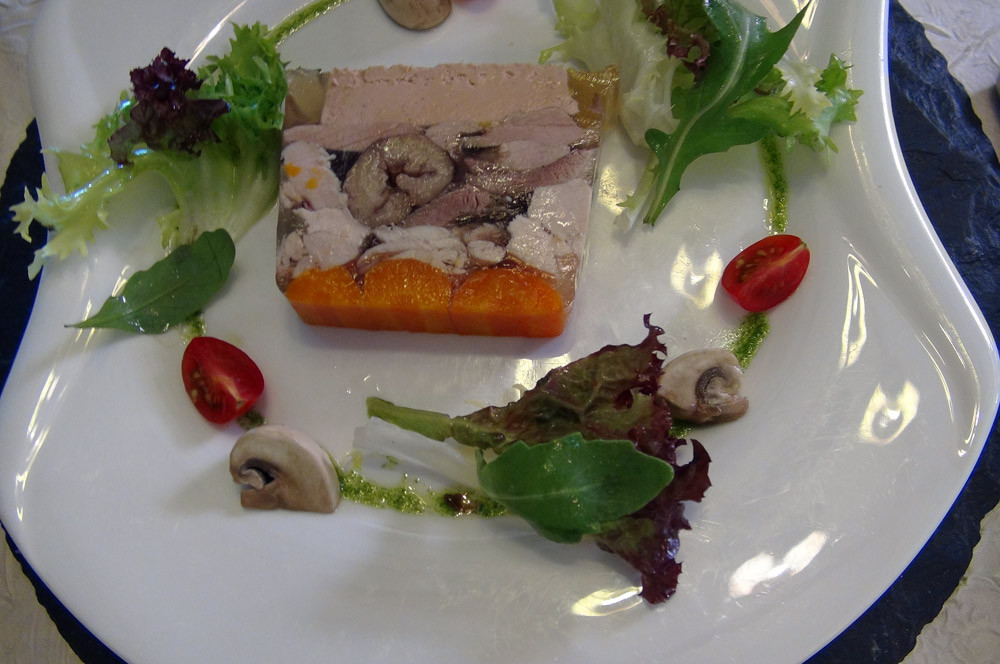 Pressé de pintade en gelée au foie gras