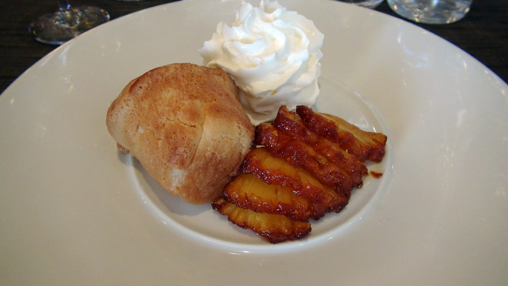 Baba au rhum, éventail d'ananas poêlé, crème chantilly