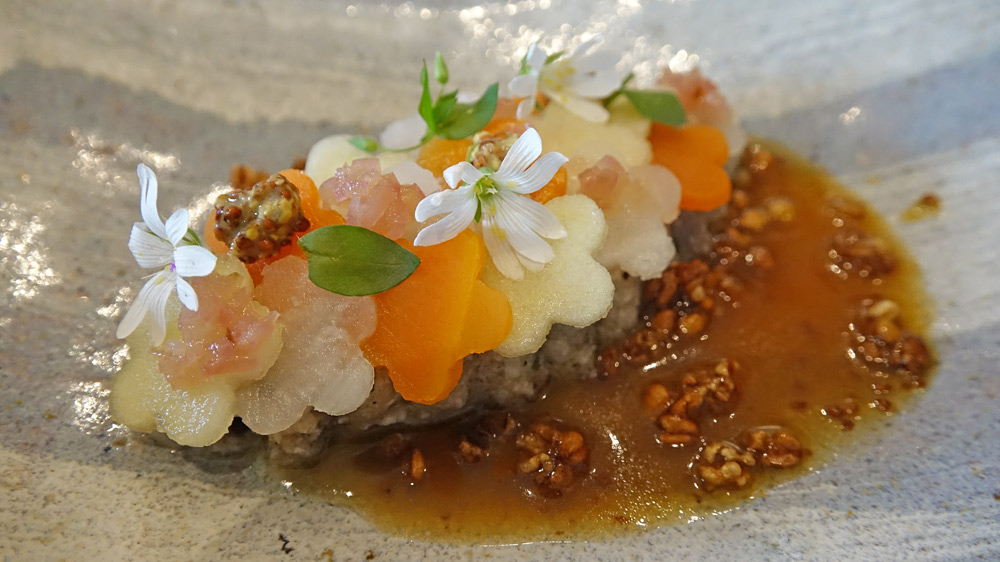 Noix de joue de cochon « Roi rose » braisée, chartreuse de légumes, vinaigrette au cidre de Mézières-les-Cléry