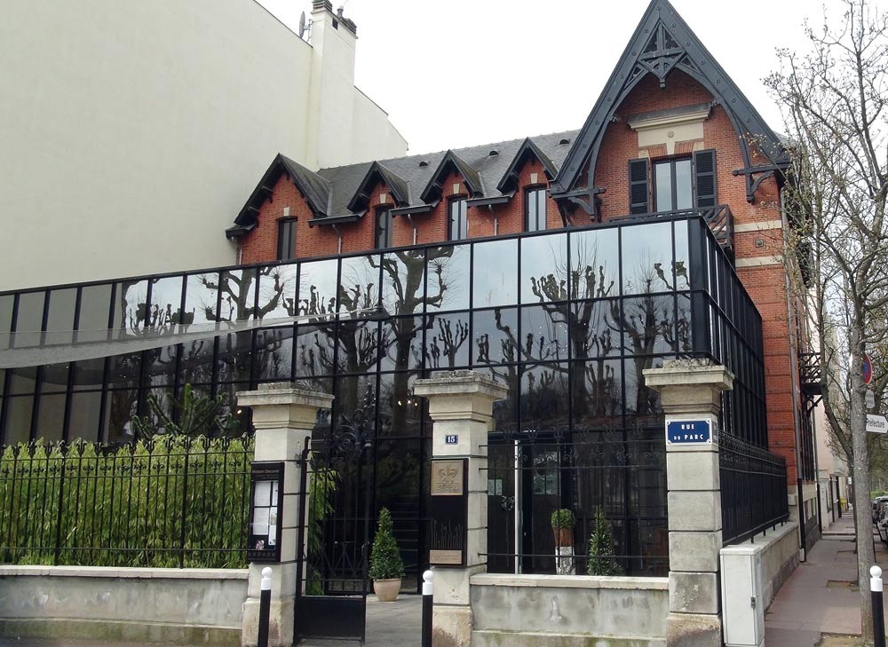La façade en verre ... refaite à la demande de certains riverains